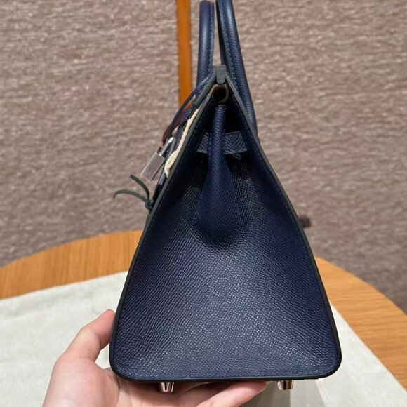 Classic Hermes Bag: A Stylish and Versatile Choice for Elegance - Picture 5 of 6